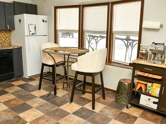5th image of 2442 Estabrook Dr