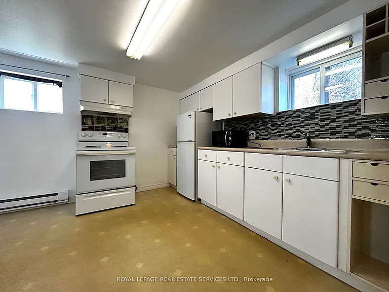 5219 Broughton Cres #IN-LAW ON MAI — Photo 9