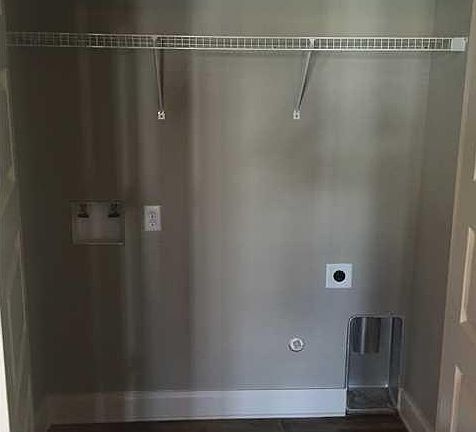 4th image of 440 Guyler St