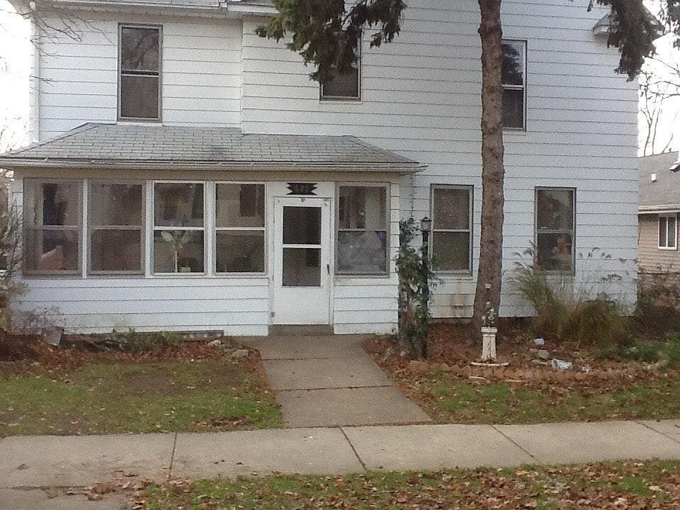 1st image of 620 N Ash St Floor 2