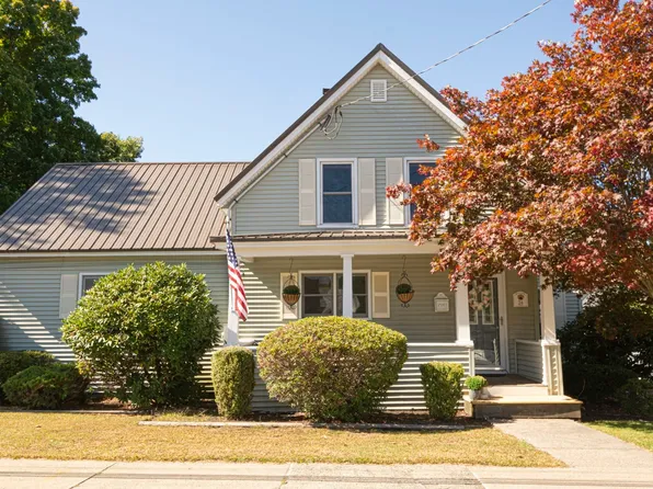24 Lake St, Hudson, MA 01749