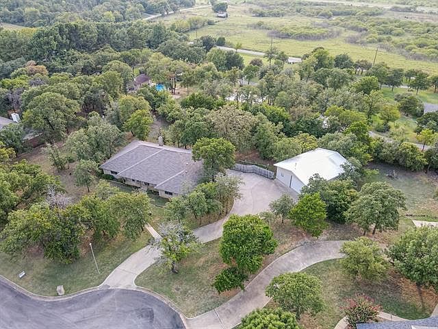1st image of 419 Surrey Ln