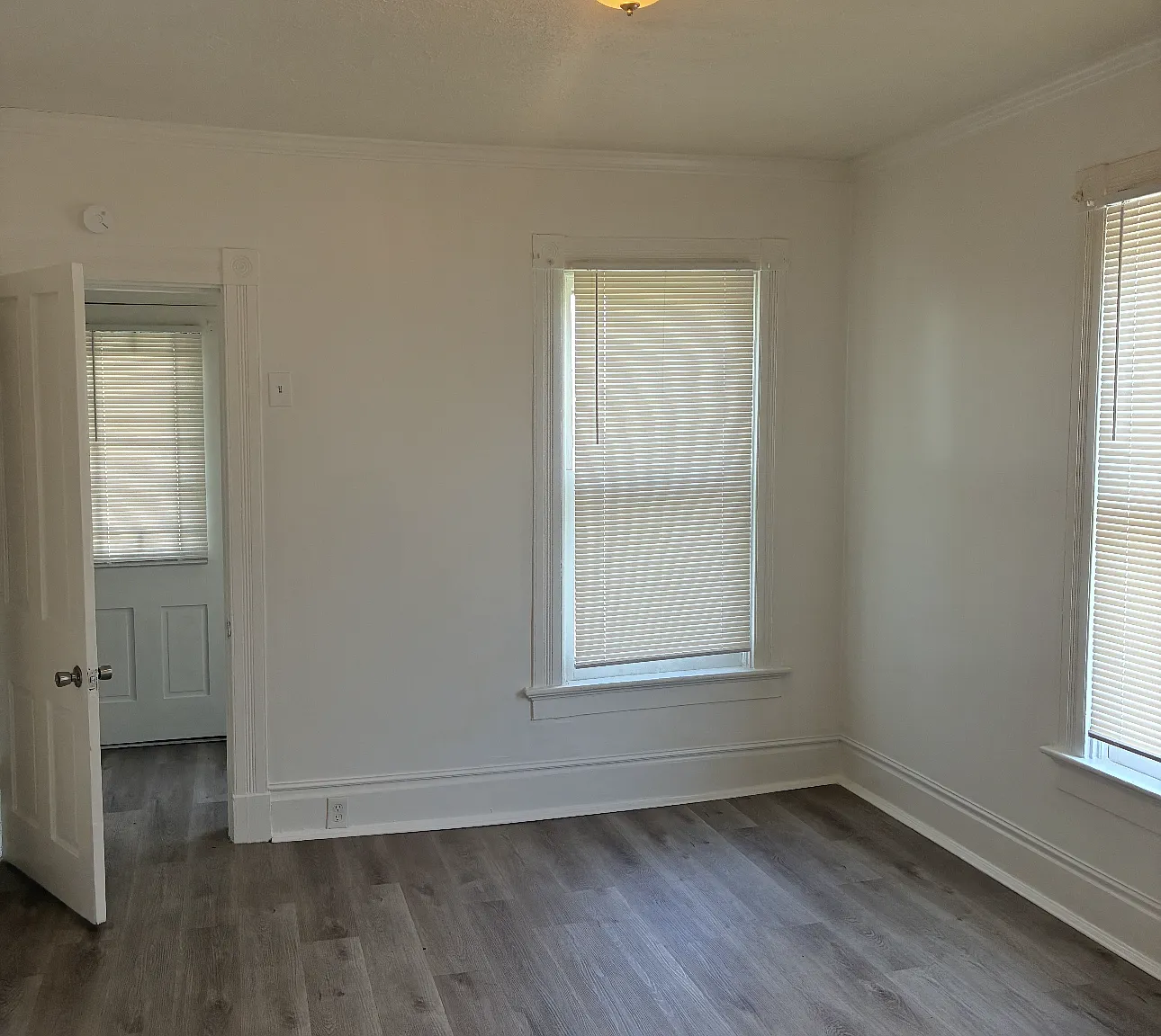 2 bed, 2011 sqft, $1,100 — Photo 3