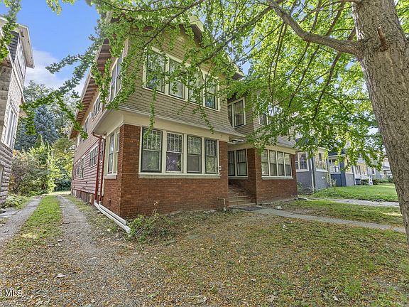 3rd image of 405 Victoria Pl