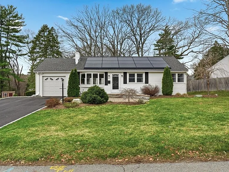 223 Edgewater Dr — Photo 1