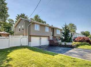 366 W 21st St, Deer Park, NY 11729
