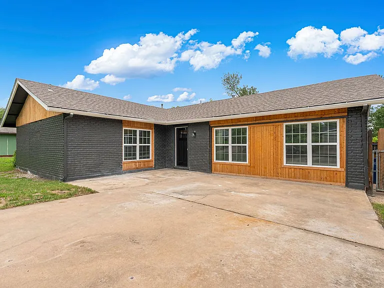 1204 Spearson Ln — Photo 2
