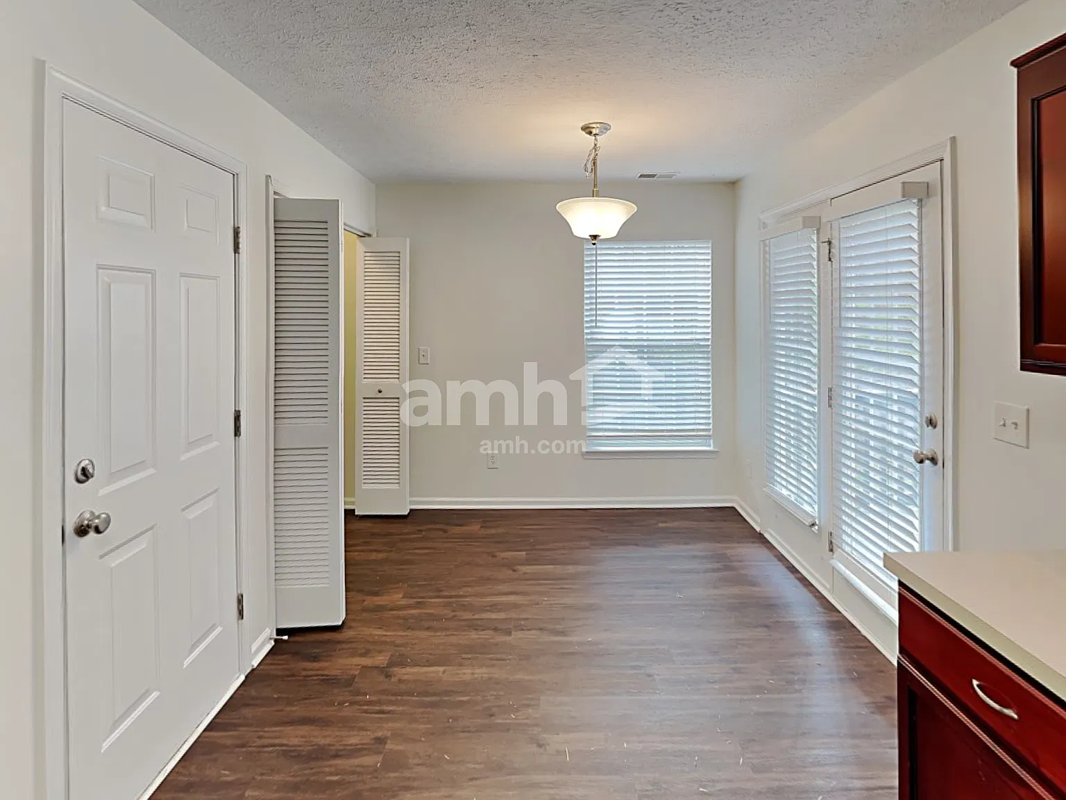 3 bed, 2.0 bath, 1383 sqft, $2,220 — Photo 4