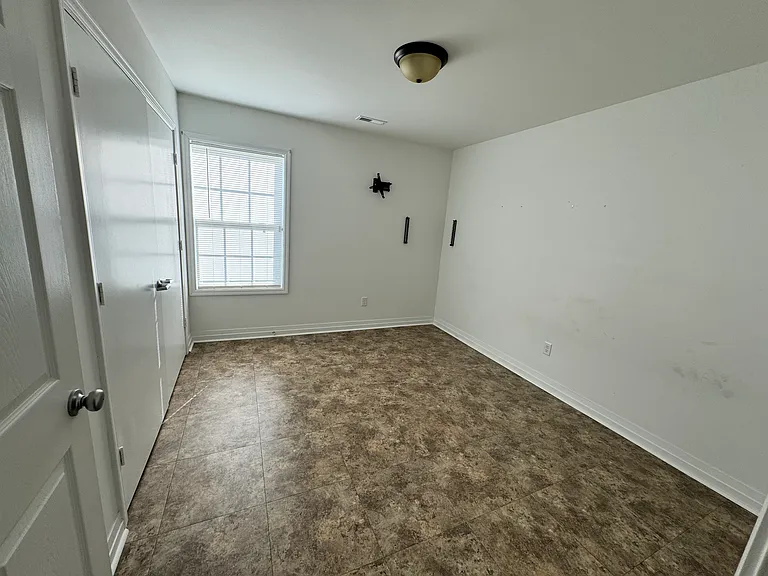 105 E North St — Photo 10