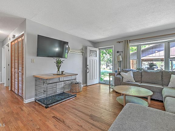 3rd image of 108 Garden Cir