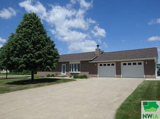 216 11th St NE, Sioux Center, IA 51250