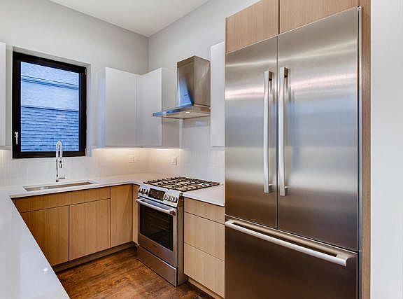 3rd image of 1018 N Wood St #3