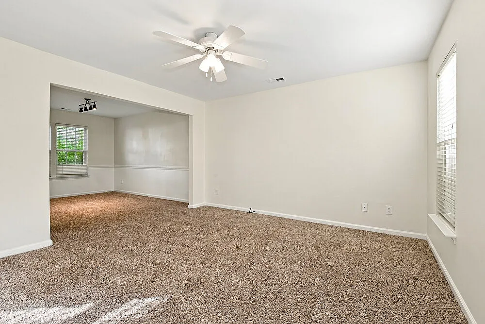 4 bed, 2.5 bath, 2024 sqft, $2,270 — Photo 4