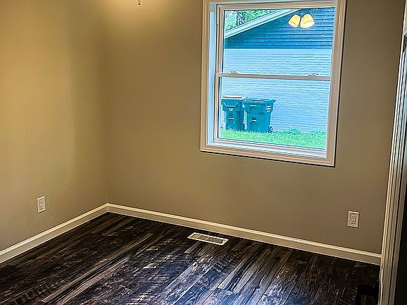 5th image of 1007 Iroquois St