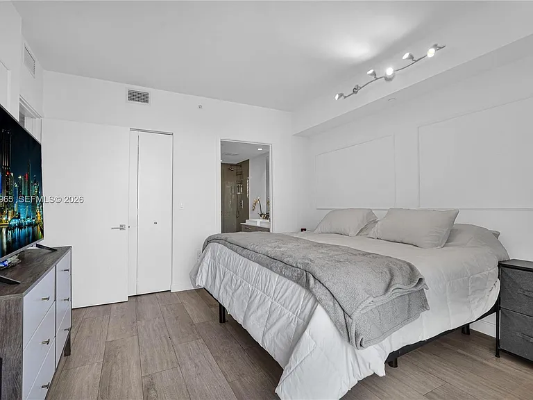 45 SW 9th St #2901 — Photo 10