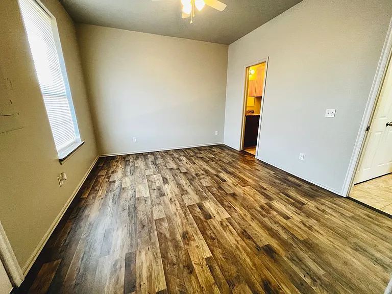 604 Rosemoor Ct — Photo 6