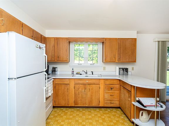 4th image of 19 Stuyvesant Mnr