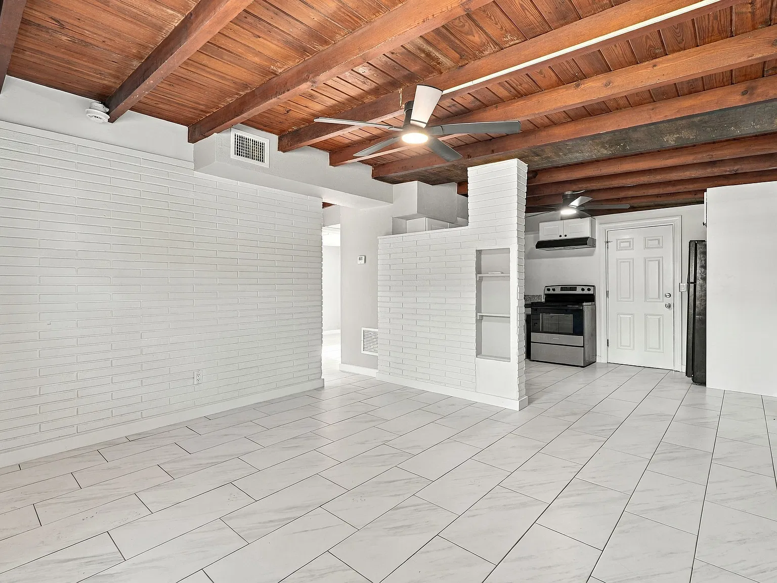 3 bed, 912 sqft, $2,600 — Photo 3
