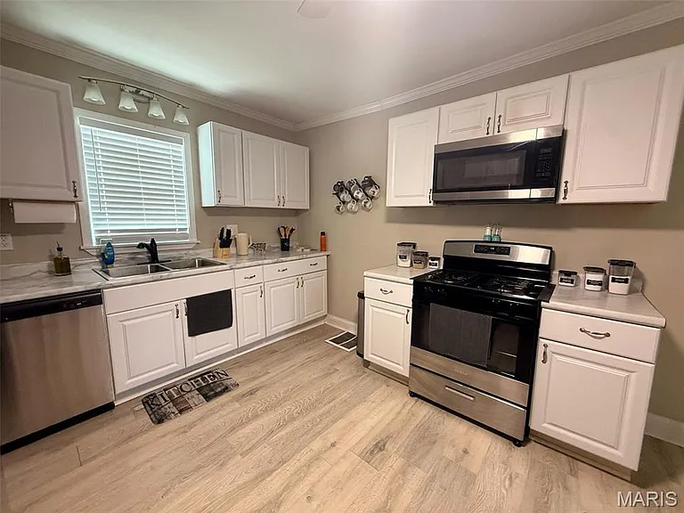 9914 Clyde Ave — Photo 11