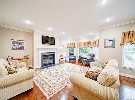 5th image of 2710 Ashbourne Dr