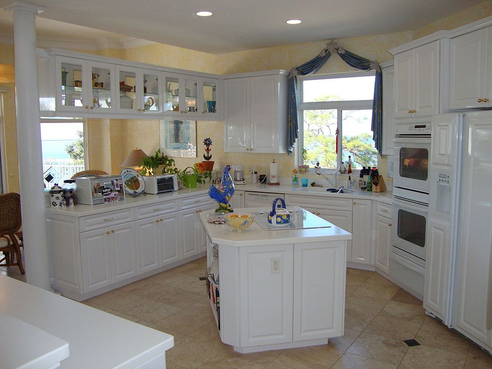 GLEAMING WHITE ISLAND KITCHEN