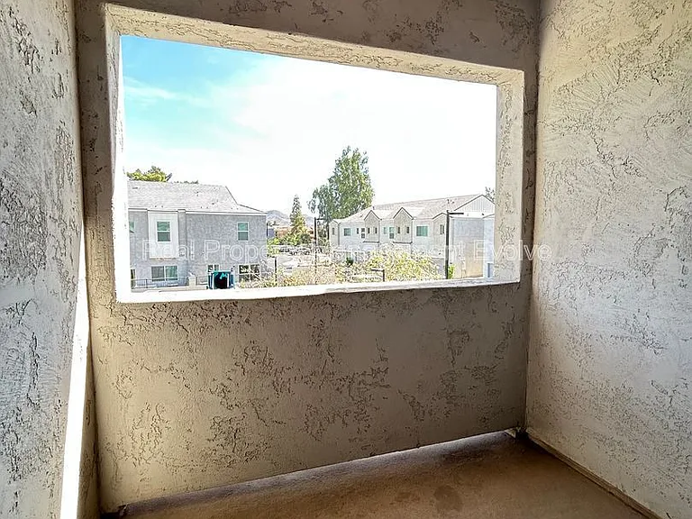 2244 W Laurie Ln — Photo 14