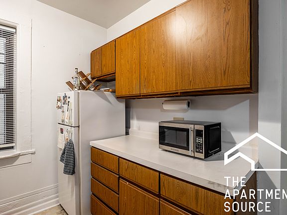 3rd image of 1627 N Winchester Ave #G