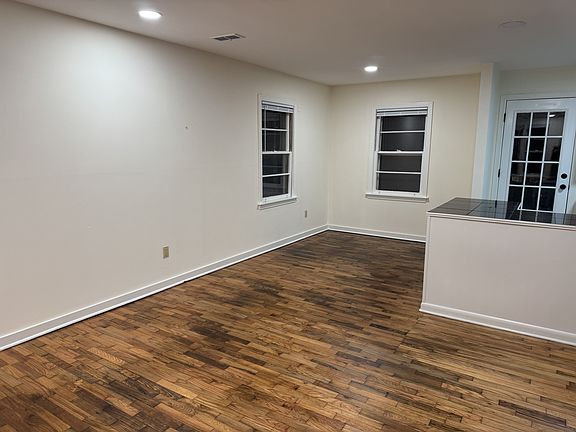 4th image of 908 Moss Hill Dr
