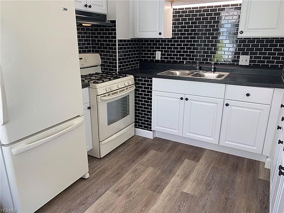 3rd image of 954 Warwick Dr