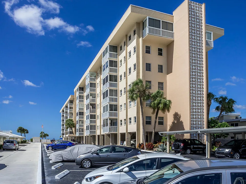 1255 Tarpon Center Dr #305