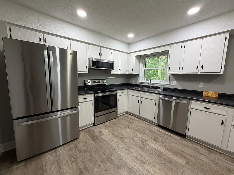 4 bed, 1.5 bath, 1700 sqft, $2,100 — Photo 4