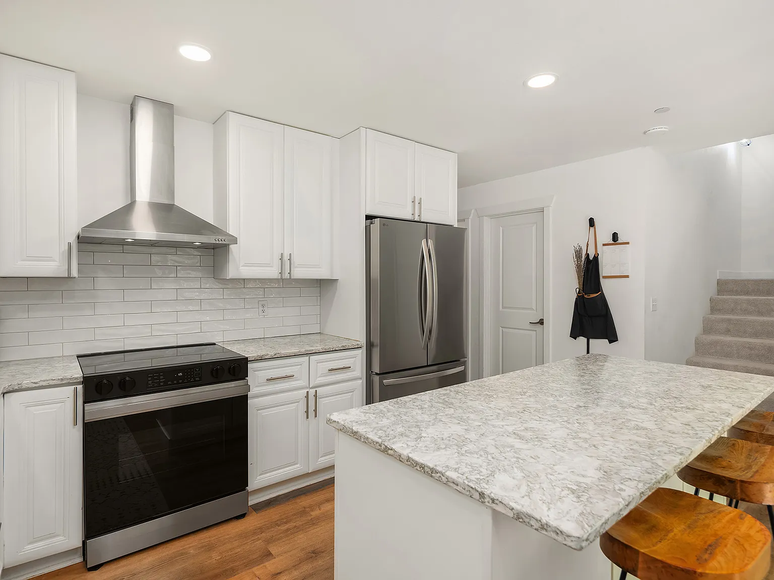 3 bed, 1.5 bath, 1440 sqft, $3,300 — Photo 2