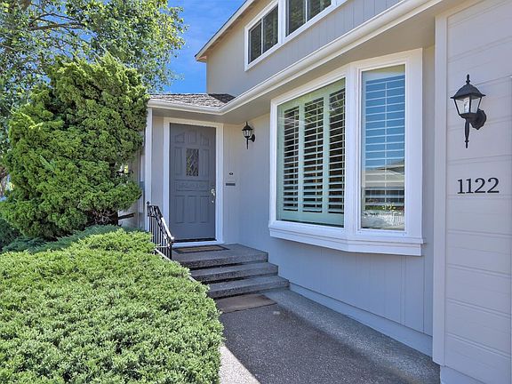 3rd image of 1122 Hawthorne Dr