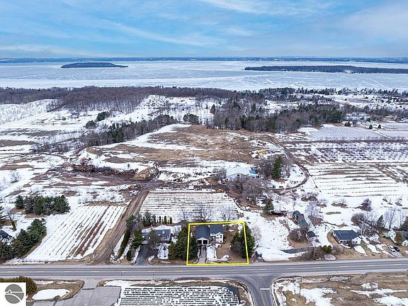 3rd image of 13467 Center Rd