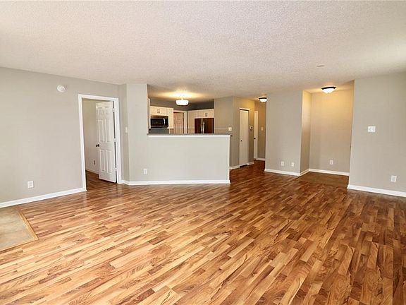 3rd image of 1993 Evergold Cir