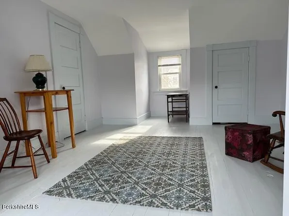 86 Everett St, Easthampton, MA 01027