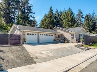 1588 Pennsylvania Ct, Coos Bay, OR 97420