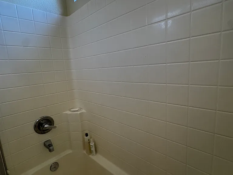 Bathtub/shower, upper window for ventilation/fresh air