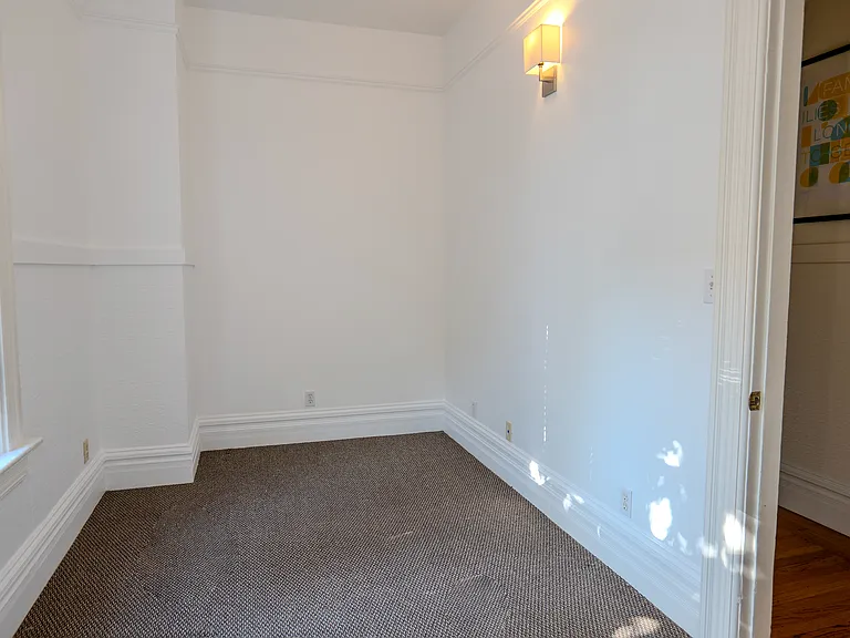 1934 Stuart St #LOWER ROOM — Photo 3