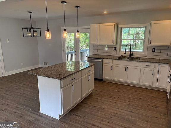 5th image of 3972 Emerald North Dr