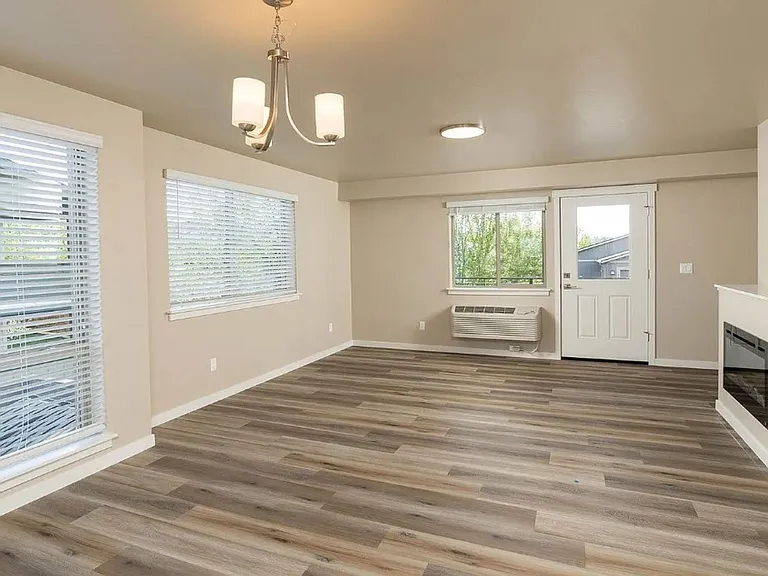 Salmon Crossing Apartments — Photo 3