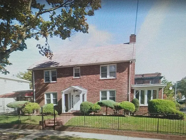 195th St — Photo 1