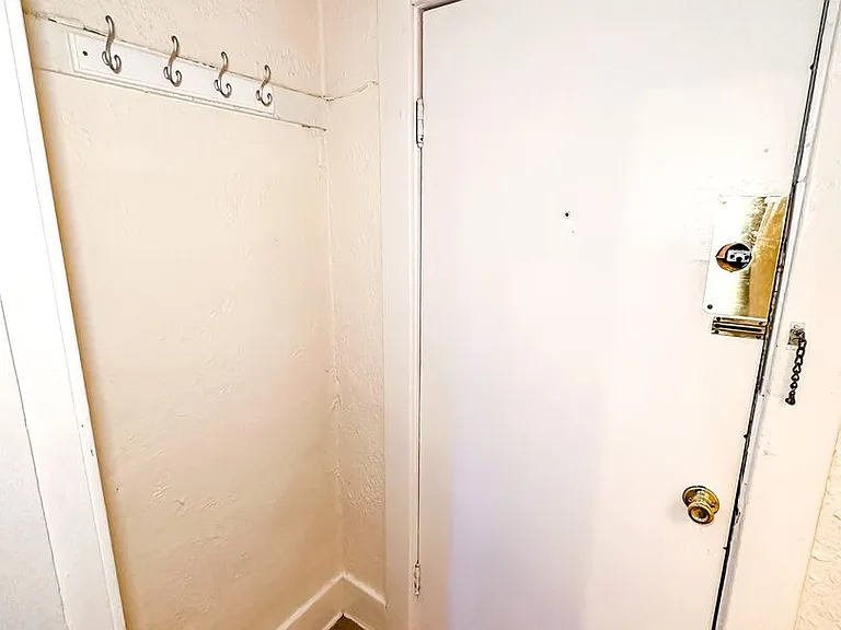 Regis Apartments — Photo 9