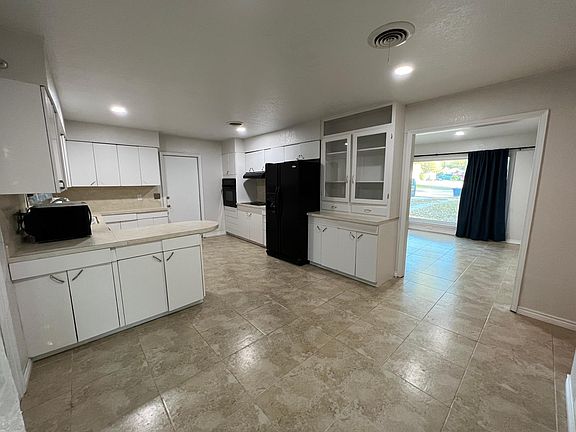 Tons of storage space in kitchen