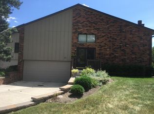 21 Lake Shore Dr, Willowbrook, IL 60527