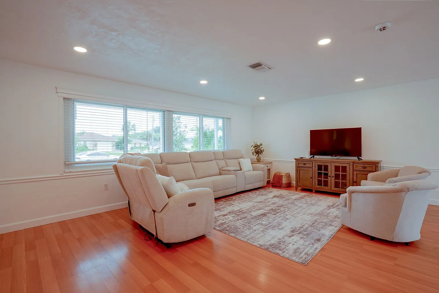 3 bed, 2.0 bath, 1593 sqft, $2,559 — Photo 3