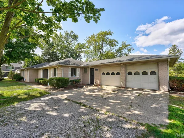 2354 Grove Park Rd, Fenton, MI 48430