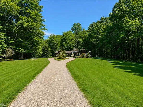 37075 Skyline Dr, Willoughby Hills, OH 44094