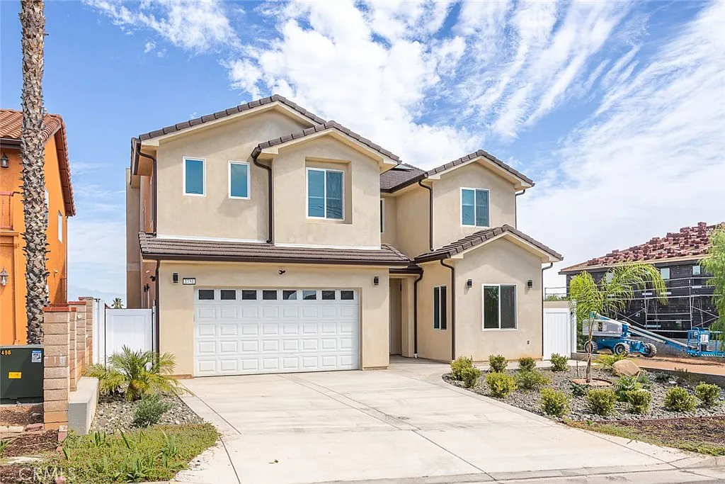 5 bed, 3375 sqft, $4,950 — Photo 1