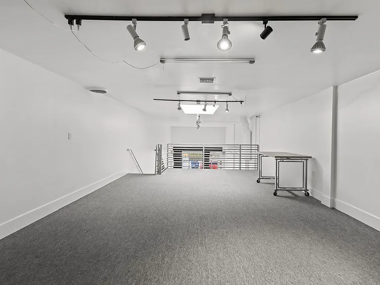 1050 S Fairfax Ave — Photo 11